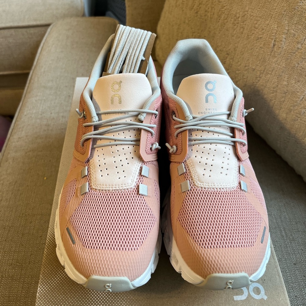 On running cloud 5 size 7 women’s New !